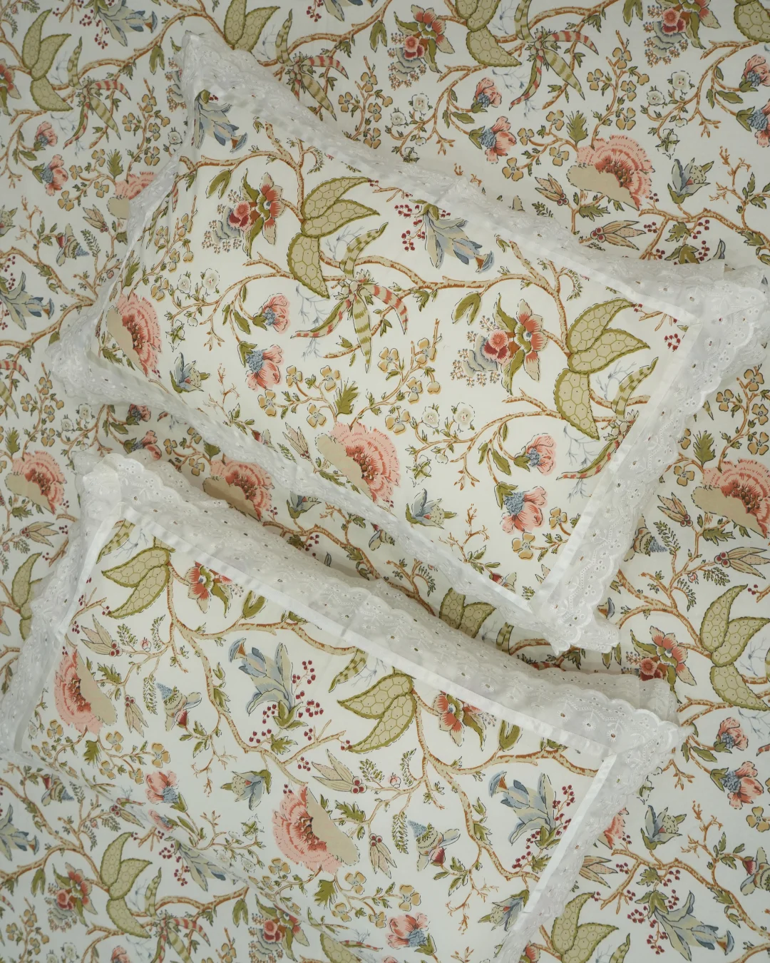 Amber Vine Floral Cotton Bedsheet King Size with 2 Lace Pillow Covers 3 Floral cotton bedsheet king size pillow covers with lace edging in Amber Vine design